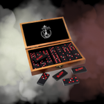 Detalle de las fichas RAW Domino Double Six Dominoes sostenidas en la mano, juego clásico de dominó 